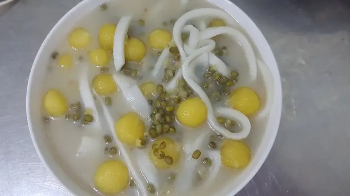 Một món chè lạ miệng và vô cùng độc đáo bạn đã thử chưa? Cùng Bách hóa XANH vào bếp nấu ngay món chè đậu xanh dừa tươi với khoai mì vàng thôi nào!