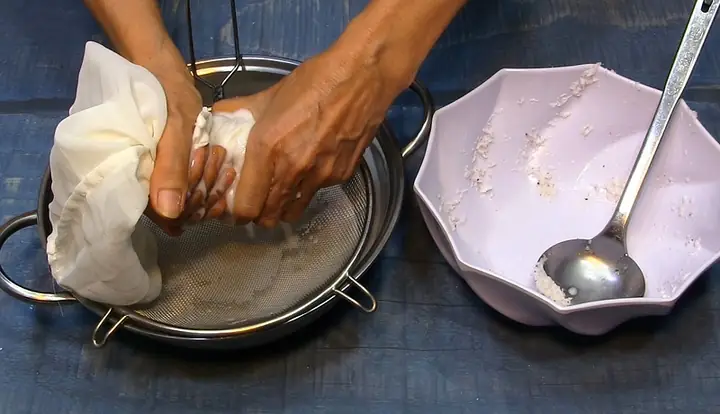 Bước 3Làm nước cốt dừa Bước 3Làm nước cốt dừa