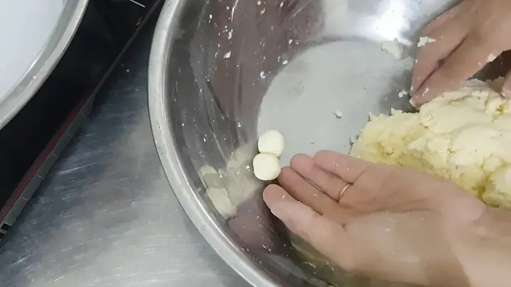 Bước 2Tạo hình khoai vàng Bước 2Tạo hình khoai vàng