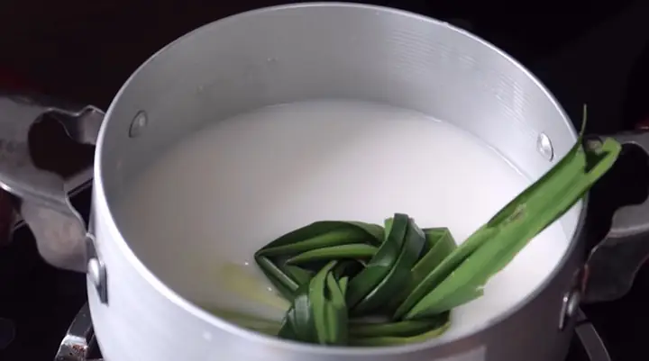 2. Cách nấu chè khoai môn lá dứa