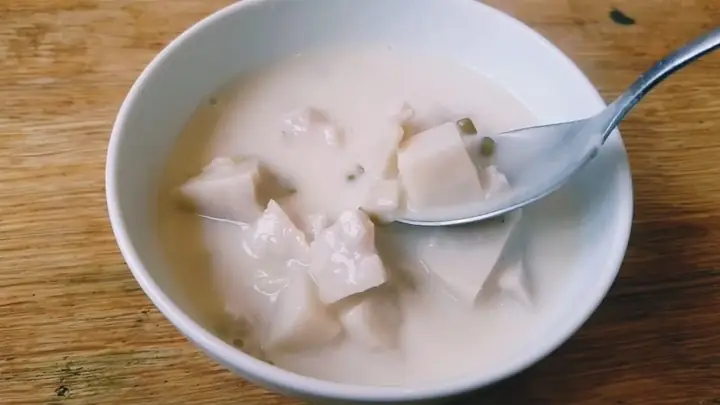 1. Chè khoai môn đậu xanh