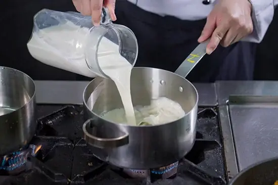 Bước 1: Làm phần thạch kem sữa