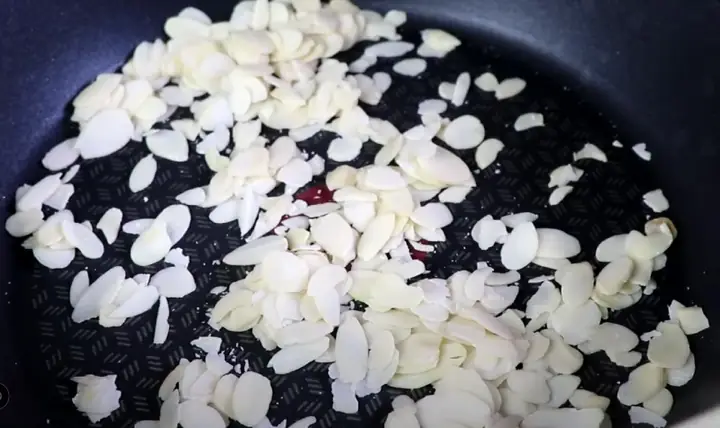 Bước 5: Rang hạnh nhân Bước 5: Rang hạnh nhân