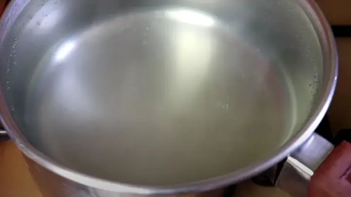 Bước 4: Nấu nước đường vải Bước 4: Nấu nước đường vải