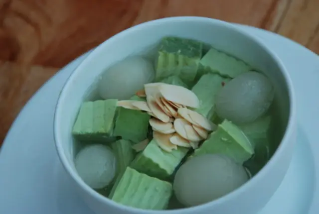 chè khúc bạch trà xanh