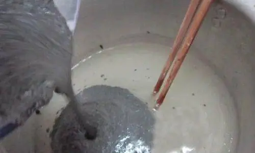 Bước 3: Thêm Gừng Vào Chè Mè Đen Bột Sắn Dây Bước 3: Thêm Gừng Vào Chè Mè Đen Bột Sắn Dây