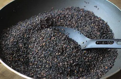 Bước 1: Chọn Mua Và Chế Biến Mè Đen Để Nấu Chè Bước 1: Chọn Mua Và Chế Biến Mè Đen Để Nấu Chè