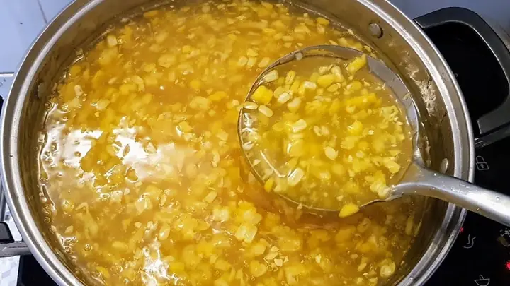 Bước 3: Cho Đường Và Bột Năng