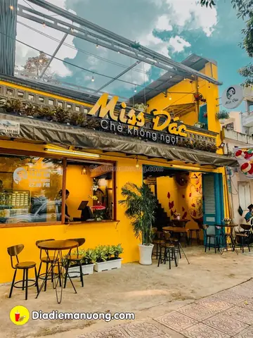 Với sologan "Chè không ngọt", Miss Đác nổi tiếng trong giới ăn vặt Sài Gòn với hương vị chè thanh đạm, hoàn toàn khác biệt với vị chè ngọt đậm truyền thống trước kia.