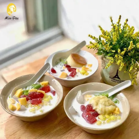 Với sologan "Chè không ngọt", Miss Đác nổi tiếng trong giới ăn vặt Sài Gòn với hương vị chè thanh đạm, hoàn toàn khác biệt với vị chè ngọt đậm truyền thống trước kia.