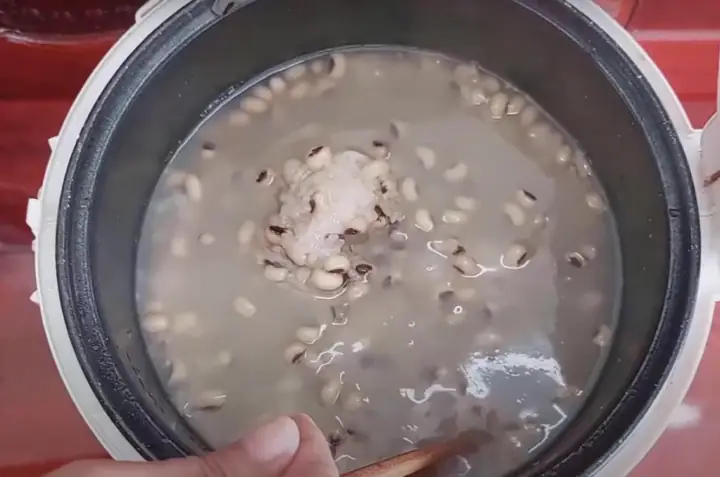 Bước 3: Kết Hợp Nếp Và Đậu Trắng Bước 3: Kết Hợp Nếp Và Đậu Trắng