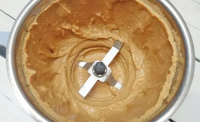 3.2. Bước 2: Xay phần mè và đậu phộng để nấu chè