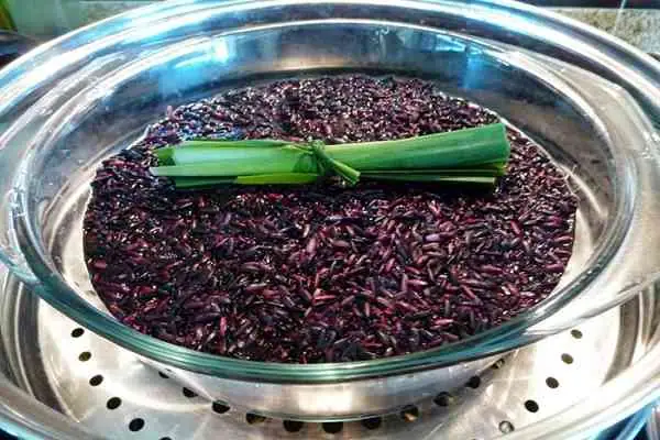 Bước 2: Nấu Chè Nếp Cẩm Sữa Chua