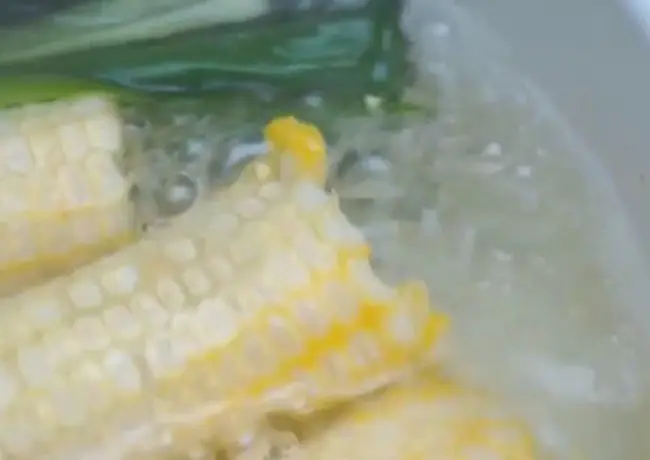 Bước 3: Luộc Lõi Ngô Và Lá Dứa