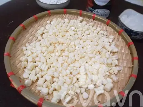 Chè ngô khoai lang thơm ngon thanh mát sẽ làm dịu đi cái nóng mùa hè.