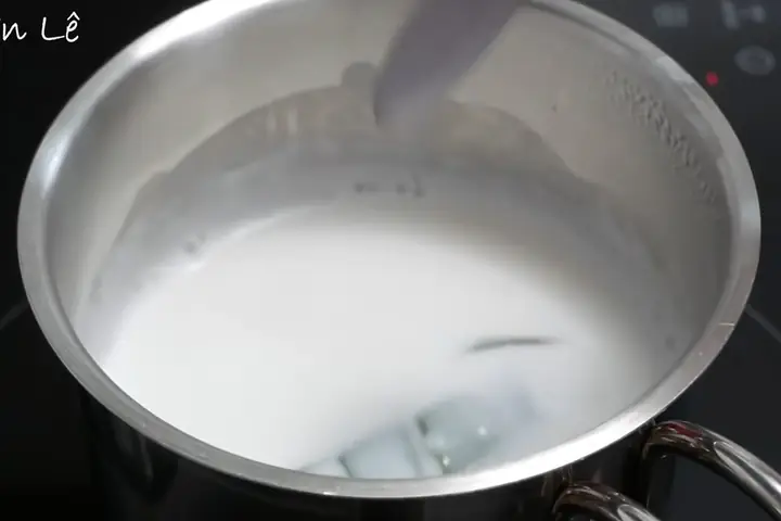 Bước 3: Nấu nước cốt dừa Bước 3: Nấu nước cốt dừa