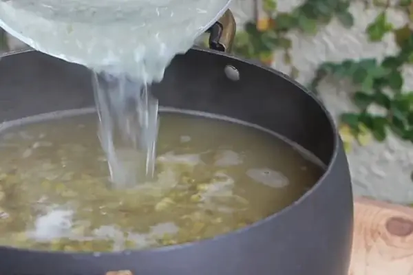 Bước 4: Nấu Chè Nha Đam Đậu Xanh Bước 4: Nấu Chè Nha Đam Đậu Xanh