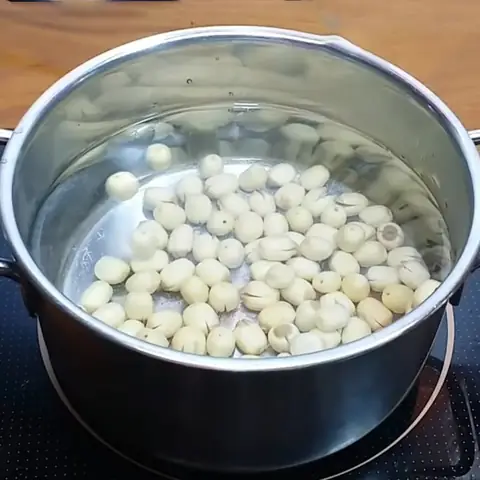 Nấu chè hạt sen với nha đam và nhãn nhục Nấu chè hạt sen với nha đam và nhãn nhục