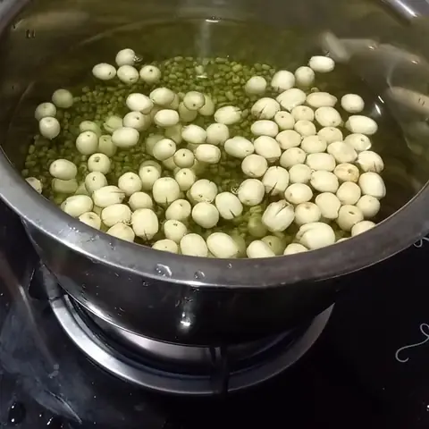 Nấu đậu xanh và hạt sen Nấu đậu xanh và hạt sen