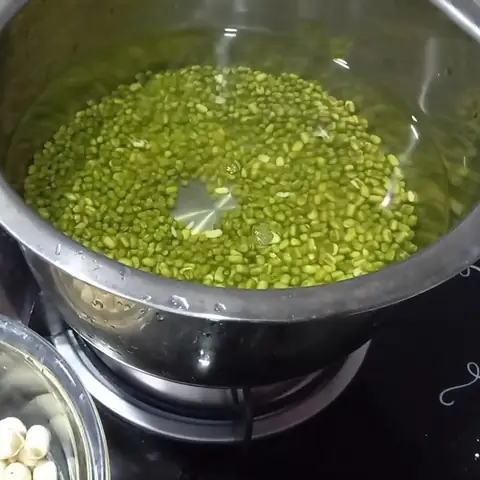 Nấu đậu xanh và hạt sen Nấu đậu xanh và hạt sen