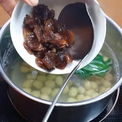 Nấu chè hạt sen với nha đam và nhãn nhục Nấu chè hạt sen với nha đam và nhãn nhục