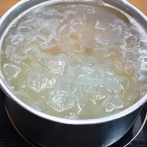 Nấu chè hạt sen với nha đam và nhãn nhục Nấu chè hạt sen với nha đam và nhãn nhục