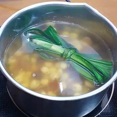 Nấu chè hạt sen với nha đam và nhãn nhục Nấu chè hạt sen với nha đam và nhãn nhục