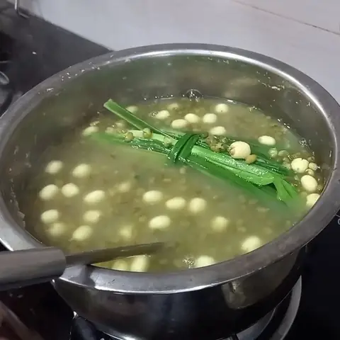 Nấu đậu xanh và hạt sen Nấu đậu xanh và hạt sen