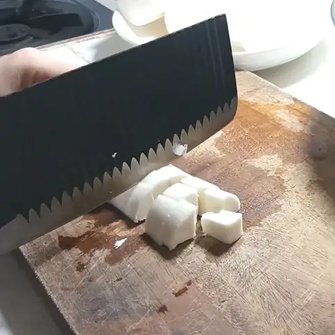 Bước 1: Sơ chế nguyên liệu làm chè sắn