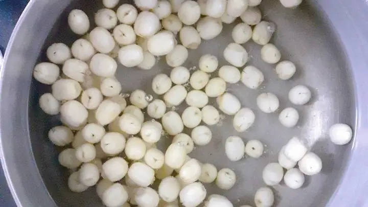 Bước 2Luộc hạt sen