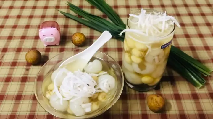 Chè Sen Nhãn Kết Hợp Cùng Dừa Tạo Thành Món Chè Sen Nhãn Dừa Vô Cùng Độc Đáo Và Ngon Miệng. Hướng Dẫn Cách Nấu Chè Sen Nhãn Nước Dừa Tại Nhà.