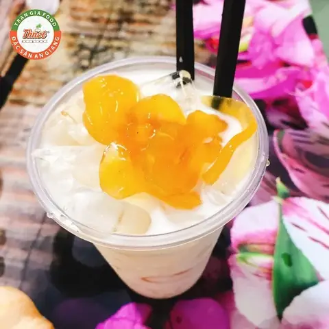 Ai đã từng một lần ghé qua vùng đất An Giang trù phú hẳn sẽ thấy rất ấn tượng với những bóng cây thốt nốt cao vút đặc trưng mà không phải nơi nào cũng có. Món thốt nốt rim đường sữa tươi thơm mát chính là đùng loại quả của loài cây này để chế biến mà nên, là món thức uống tươi ngon rất được lòng thực khách. Bài viết dưới đây chia sẻcách làm thốt nốt rim đường sữa tươiđơn giản và dễ làm, quý khách có thể tham khảo để tự làm tại nhà.