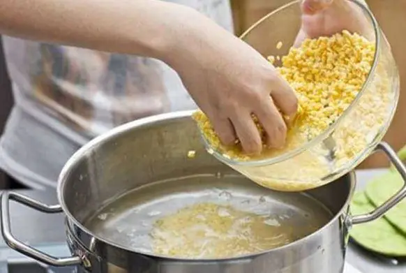 Bước 2: Nấu Chè Đậu Xanh