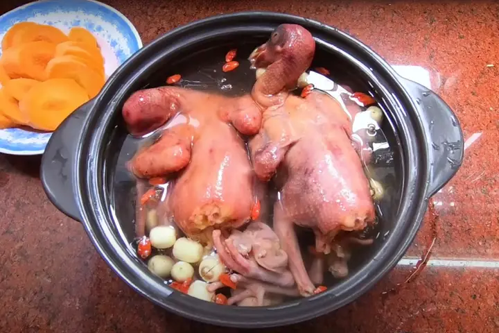 Bước 3: Hầm chim bồ câu hạt sen