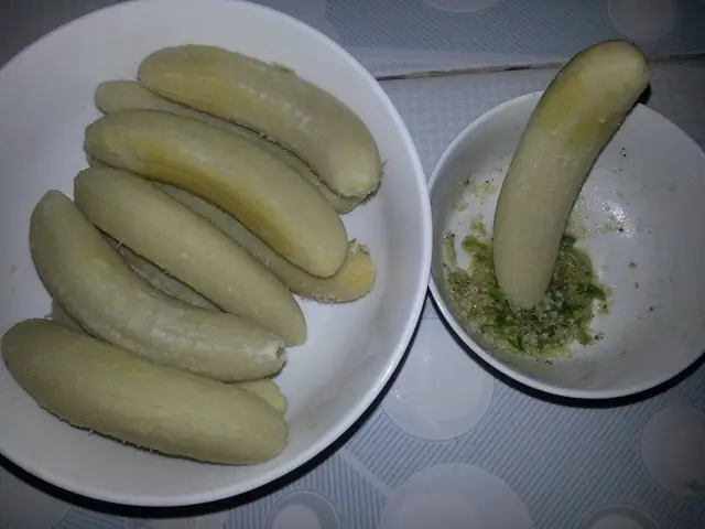 (NLĐO)- Chuối già luộc chấm muối ớt không chỉ là món ngon để thỉnh thoảng khiến tôi chợt thèm chợt nhớ, mà mỗi khi nghĩ về nó cả một trời kỷ niệm ngày thơ dại trong tôi bỗng ùa về.