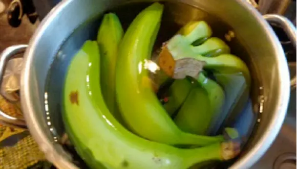 (NLĐO)- Chuối già luộc chấm muối ớt không chỉ là món ngon để thỉnh thoảng khiến tôi chợt thèm chợt nhớ, mà mỗi khi nghĩ về nó cả một trời kỷ niệm ngày thơ dại trong tôi bỗng ùa về. (NLĐO)- Chuối già luộc chấm muối ớt không chỉ là món ngon để thỉnh thoảng khiến tôi chợt thèm chợt nhớ, mà mỗi khi nghĩ về nó cả một trời kỷ niệm ngày thơ dại trong tôi bỗng ùa về.