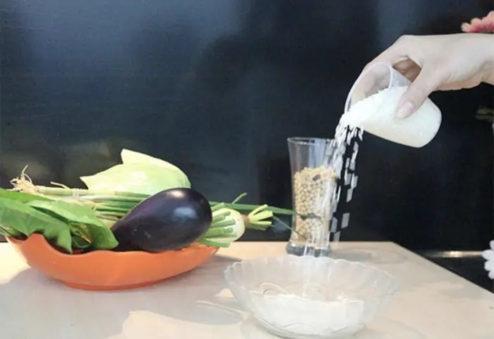 Bước 1: Dùng cốc đong đính kèm, đong lượng gạo cần thiết để nấu