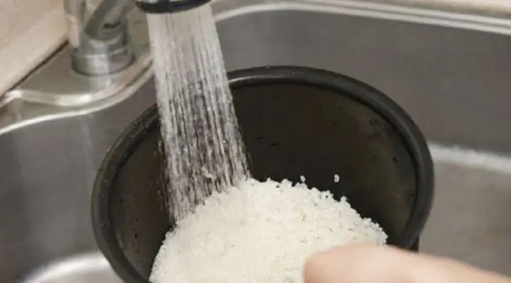 Bước 3: Đổ hết gạo vào nồi và cho lượng nước phù hợp để tiến hành nấu Bước 3: Đổ hết gạo vào nồi và cho lượng nước phù hợp để tiến hành nấu