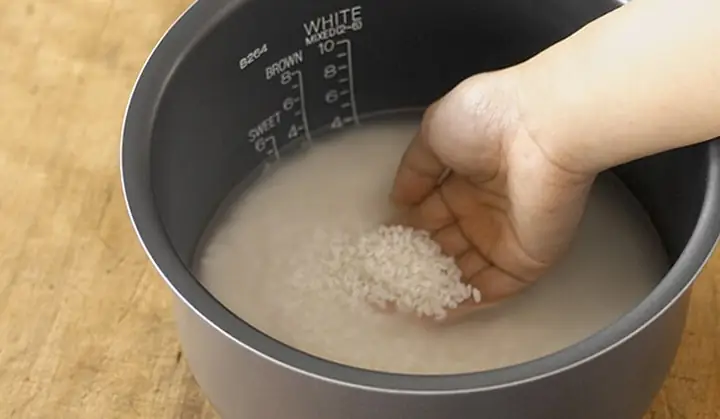 Bước 2: Đong gạo, vo gạo vừa đủ