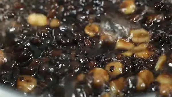 Chè đậu đen hạt sen là món chè bổ dưỡng, vừa giúp giải nhiệt cơ thể, giấc ngủ sâu hơn lại cực kỳ tốt cho sức khỏe con người. Chè đậu đen hạt sen là món chè bổ dưỡng, vừa giúp giải nhiệt cơ thể, giấc ngủ sâu hơn lại cực kỳ tốt cho sức khỏe con người.