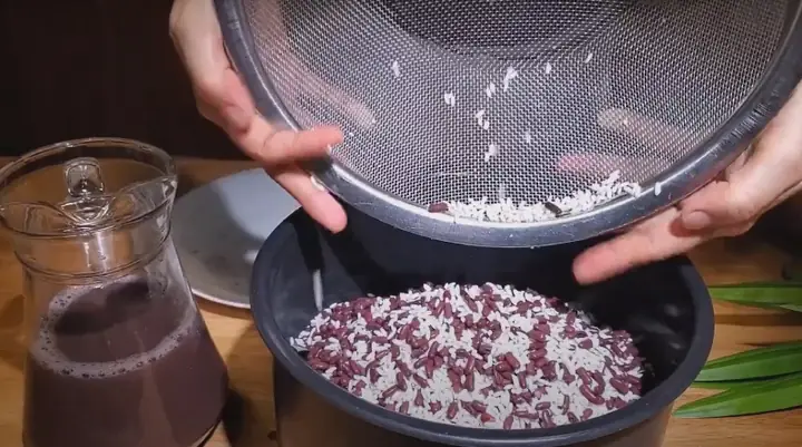 Bước 3: Nấu xôi bằng nồi cơm điện