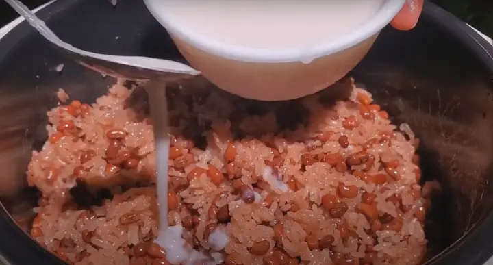 Bước 4: Thêm nước cốt dừa