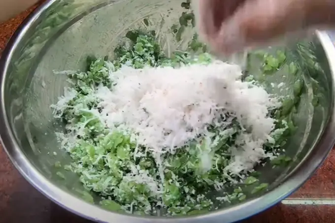 Bước 3: Trộn cốm dẹp với nước cốt dừa