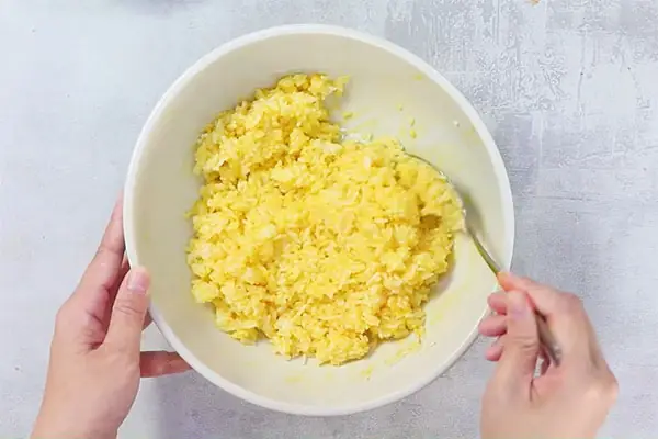 2. Cách làm cơm gà chiên mắm tỏi cùng Cơm gà Singapore