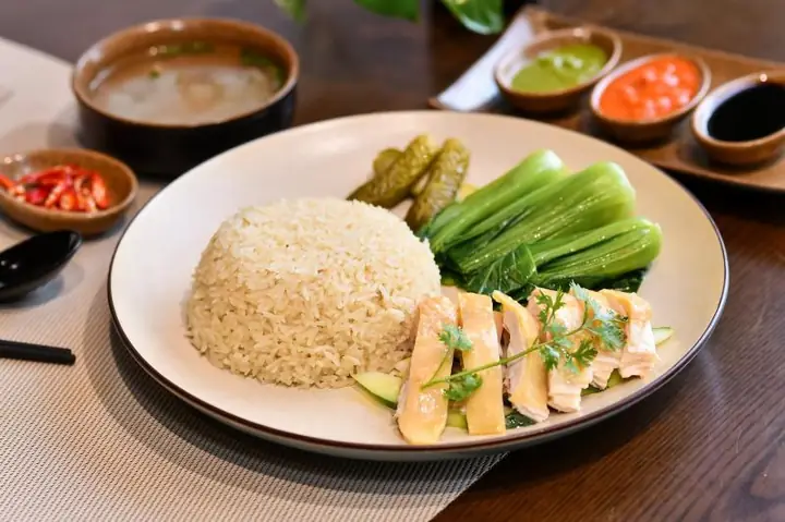 Cách nấu cơm gà Hải Nam Singapore dẻo ngon, thịt gà mềm ngọt Cách nấu cơm gà Hải Nam Singapore dẻo ngon, thịt gà mềm ngọt