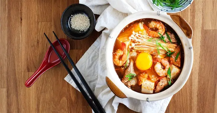 Nấu Canh Kim Chi Hải Sản