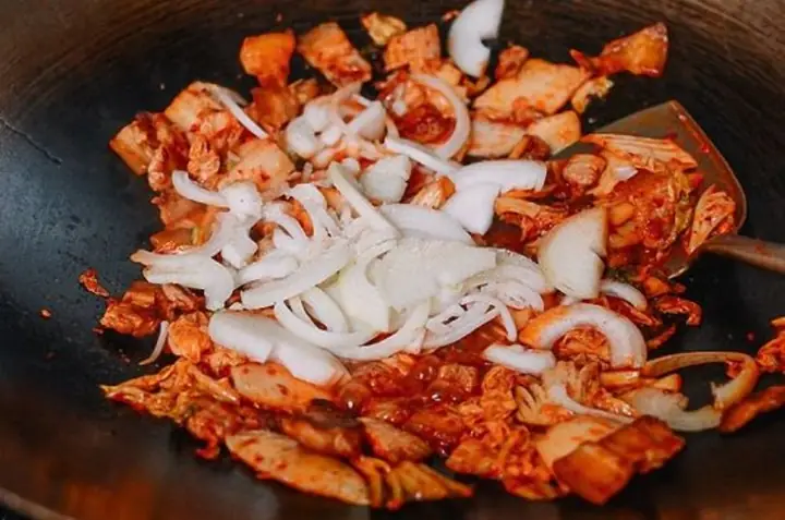 Nấu Canh Kim Chi Hải Sản