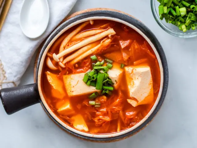 Nấu Canh Kim Chi Đậu Phụ Kim Châm