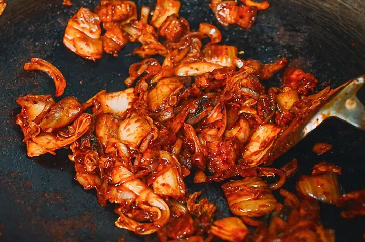 Nấu Canh Kim Chi Thịt Bò