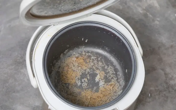 1Tại sao nấu cơm bằng nồi cơm điện lại bị cháy?